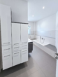 Badezimmer - Wohnen mit besonderem Flair: Lichtdurchflutete 2-Zimmer-Wohnung mit Rundumbalkon und TG-Stellplatz