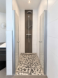 Badezimmer - Wohnen mit besonderem Flair: Lichtdurchflutete 2-Zimmer-Wohnung mit Rundumbalkon und TG-Stellplatz