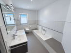 Badezimmer - Wohnen mit besonderem Flair: Lichtdurchflutete 2-Zimmer-Wohnung mit Rundumbalkon und TG-Stellplatz