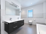 Badezimmer - Wohnen mit besonderem Flair: Lichtdurchflutete 2-Zimmer-Wohnung mit Rundumbalkon und TG-Stellplatz