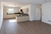 Küche/Wohnzimmer - MODERNE 3-ZIMMER-WOHNUNG – WESTBALKON – BLICK INS GRÜNE – 2 STELLPLÄTZE