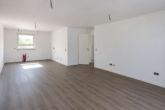 Küche/Wohnzimmer - MODERNE 3-ZIMMER-WOHNUNG – WESTBALKON – BLICK INS GRÜNE – 2 STELLPLÄTZE
