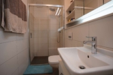 Gäste-WC mit Dusche - Elegantes Eigentum! 4-Zi. EG- Wohnung – 138 m² – Seligenstadt – Garten – Aufzug u. TG-Stellplätze –