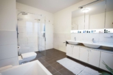 Badezimmer - Elegantes Eigentum! 4-Zi. EG- Wohnung – 138 m² – Seligenstadt – Garten – Aufzug u. TG-Stellplätze –