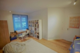 Kinderzimmer - Elegantes Eigentum! 4-Zi. EG- Wohnung – 138 m² – Seligenstadt – Garten – Aufzug u. TG-Stellplätze –
