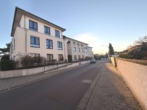 Hausansicht - Elegantes Eigentum! 4-Zi. EG- Wohnung – 138 m² – Seligenstadt – Garten – Aufzug u. TG-Stellplätze –
