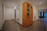 Flur - Elegantes Eigentum! 4-Zi. EG- Wohnung – 138 m² – Seligenstadt – Garten – Aufzug u. TG-Stellplätze –