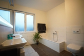 Badezimmer - Elegantes Eigentum! 4-Zi. EG- Wohnung – 138 m² – Seligenstadt – Garten – Aufzug u. TG-Stellplätze –