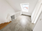 Galerie - Moderne 3-Zimmer-Dachgeschosswohnung auf zwei Ebenen mit Kücheninsel, Balkon & 2 Stellplätzen