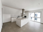 Küche - Moderne 3-Zimmer-Dachgeschosswohnung auf zwei Ebenen mit Kücheninsel, Balkon & 2 Stellplätzen