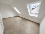 Schlafzimmer 2.OG - Moderne 3-Zimmer-Dachgeschosswohnung auf zwei Ebenen mit Kücheninsel, Balkon & 2 Stellplätzen