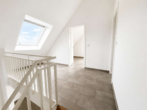 Galerie - Moderne 3-Zimmer-Dachgeschosswohnung auf zwei Ebenen mit Kücheninsel, Balkon & 2 Stellplätzen