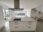 Küche - Moderne 3-Zimmer-Dachgeschosswohnung auf zwei Ebenen mit Kücheninsel, Balkon & 2 Stellplätzen