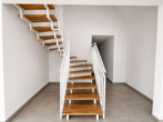 Flur - Moderne 3-Zimmer-Dachgeschosswohnung auf zwei Ebenen mit Kücheninsel, Balkon & 2 Stellplätzen