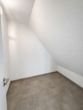 Abstellraum Küche - Moderne 3-Zimmer-Dachgeschosswohnung auf zwei Ebenen mit Kücheninsel, Balkon & 2 Stellplätzen
