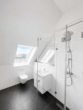 Badezimmer DG - Moderne 3-Zimmer-Dachgeschosswohnung auf zwei Ebenen mit Kücheninsel, Balkon & 2 Stellplätzen