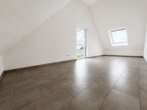 Schlafzimmer DG - Moderne 3-Zimmer-Dachgeschosswohnung auf zwei Ebenen mit Kücheninsel, Balkon & 2 Stellplätzen