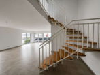 Wohnzimmer - Moderne 3-Zimmer-Dachgeschosswohnung auf zwei Ebenen mit Kücheninsel, Balkon & 2 Stellplätzen