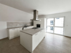 Küche - Moderne 3-Zimmer-Dachgeschosswohnung auf zwei Ebenen mit Kücheninsel, Balkon & 2 Stellplätzen
