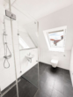 Badezimmer 2.OG - Moderne 3-Zimmer-Dachgeschosswohnung auf zwei Ebenen mit Kücheninsel, Balkon & 2 Stellplätzen