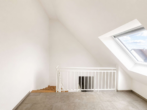 Galerie - Moderne 3-Zimmer-Dachgeschosswohnung auf zwei Ebenen mit Kücheninsel, Balkon & 2 Stellplätzen