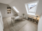 Zimmer 2.OG Visualisierung - Moderne 3-Zimmer-Dachgeschosswohnung auf zwei Ebenen mit Kücheninsel, Balkon & 2 Stellplätzen