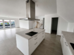Küche - Moderne 3-Zimmer-Dachgeschosswohnung auf zwei Ebenen mit Kücheninsel, Balkon & 2 Stellplätzen