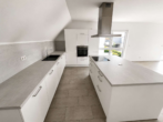 Küche - Moderne 3-Zimmer-Dachgeschosswohnung auf zwei Ebenen mit Kücheninsel, Balkon & 2 Stellplätzen