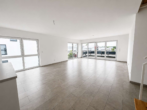 Wohnzimmer - Moderne 3-Zimmer-Dachgeschosswohnung auf zwei Ebenen mit Kücheninsel, Balkon & 2 Stellplätzen