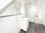 Badezimmer DG - Moderne 3-Zimmer-Dachgeschosswohnung auf zwei Ebenen mit Kücheninsel, Balkon & 2 Stellplätzen
