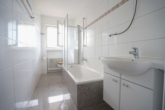 Badezimmer - Charmante Erdgeschosswohnung mit Balkon und Außenstellplatz (EG Mitte)