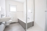 Badezimmer - Hell, modern & großzügig! 3-Zimmer-Wohnung mit großer überdachter Terrasse